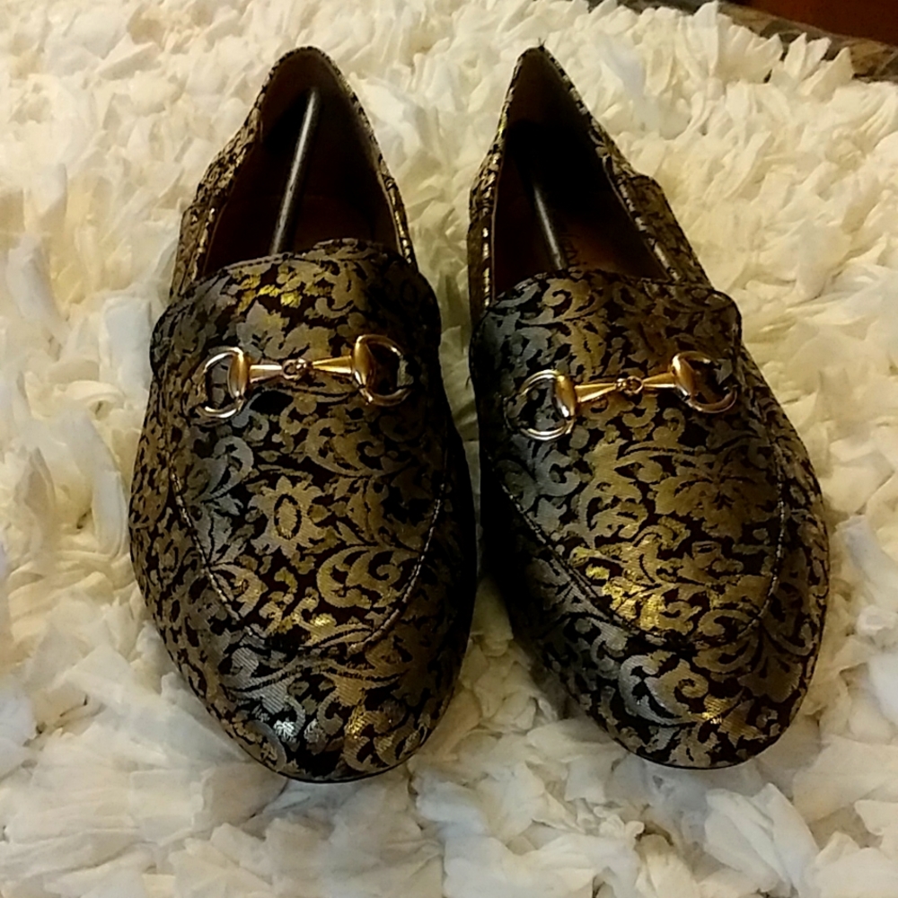 Shoes number 25